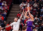 半岛体育官方-太阳逆转击败雷霆，布克砍下30分