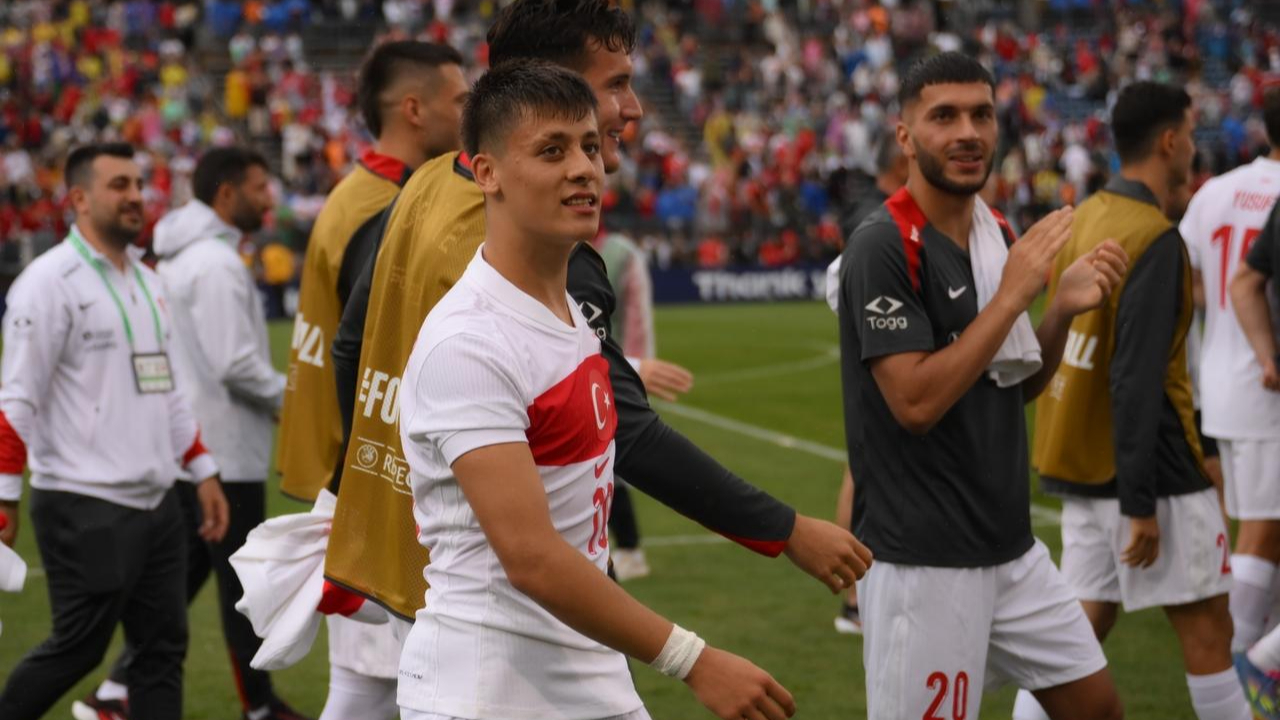 包含土耳其国家队在比赛中取得胜利，晋级下一轮的词条