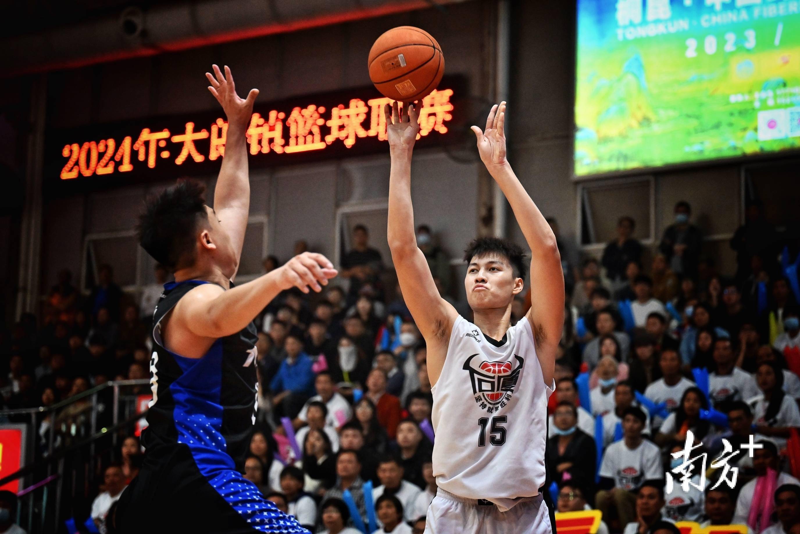 热门篮球比赛为球迷带来无尽激动