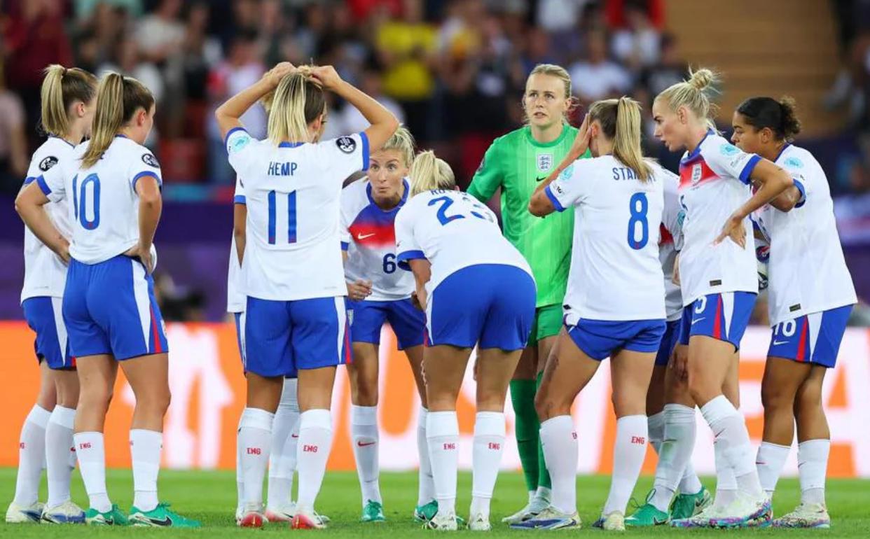 英格兰女足队员发挥卓越，连续六场不败