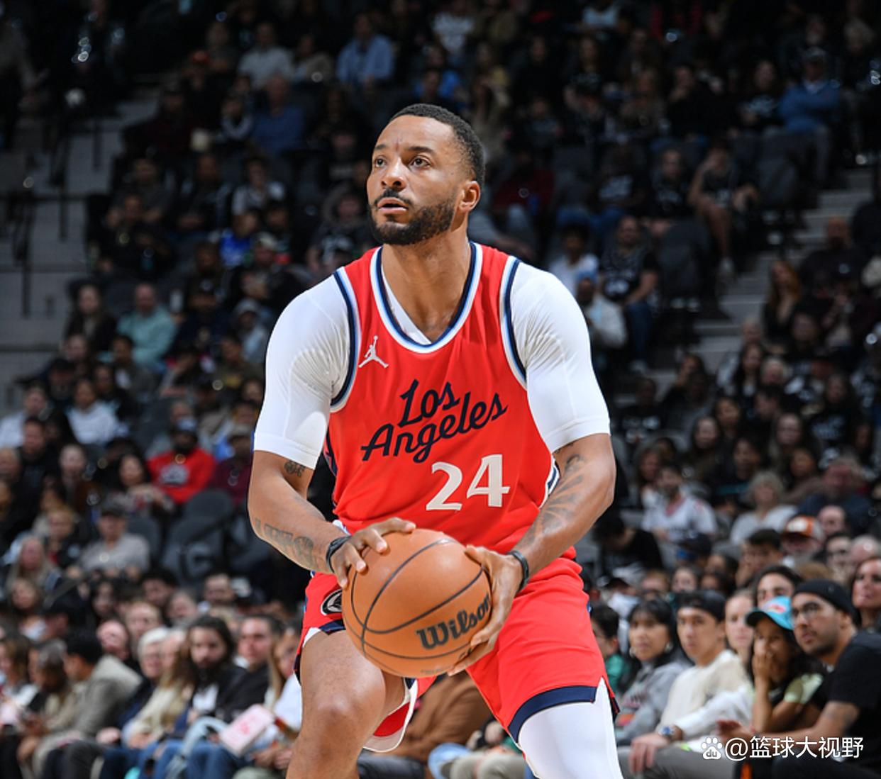 马刺队员展现出色表现，助球队获得胜利的简单介绍