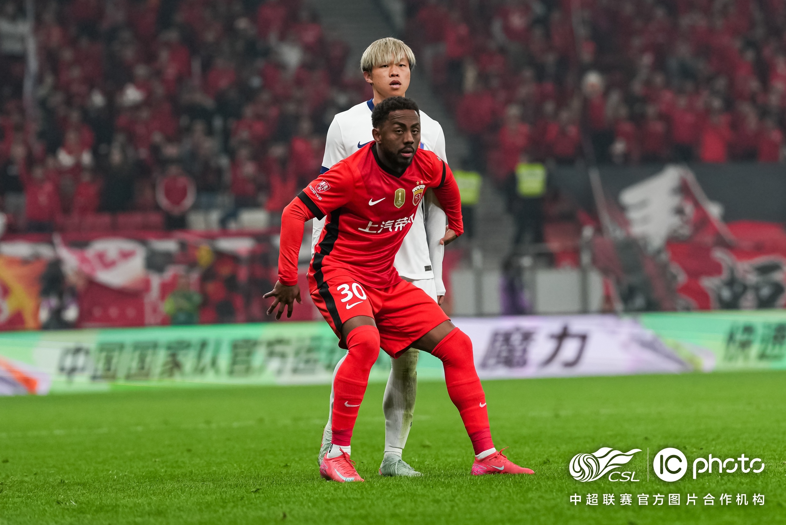 关于比赛中球员远射破门，为球队锁定胜局的信息