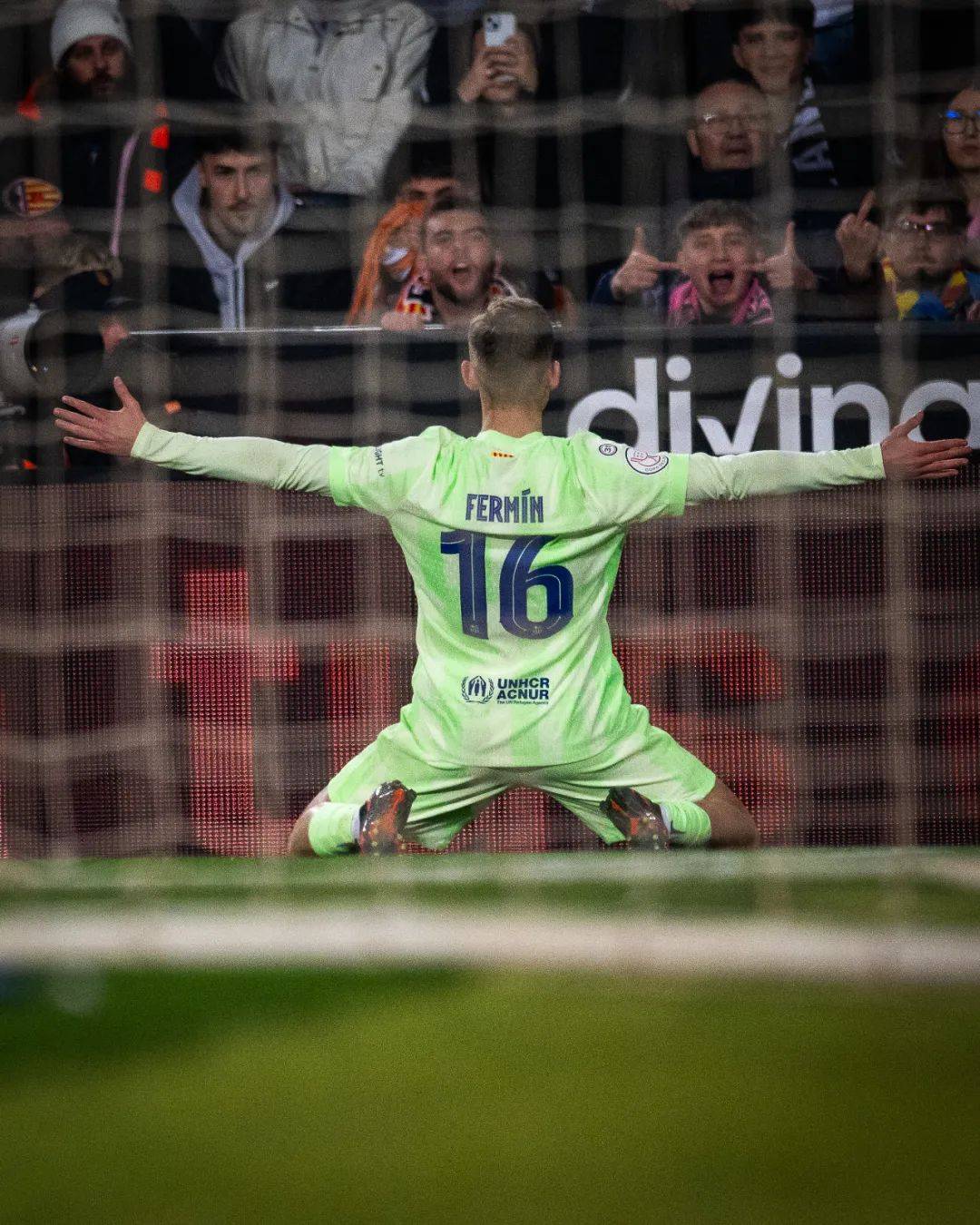 包含布斯克茨梅开二度，巴萨主场大胜的词条