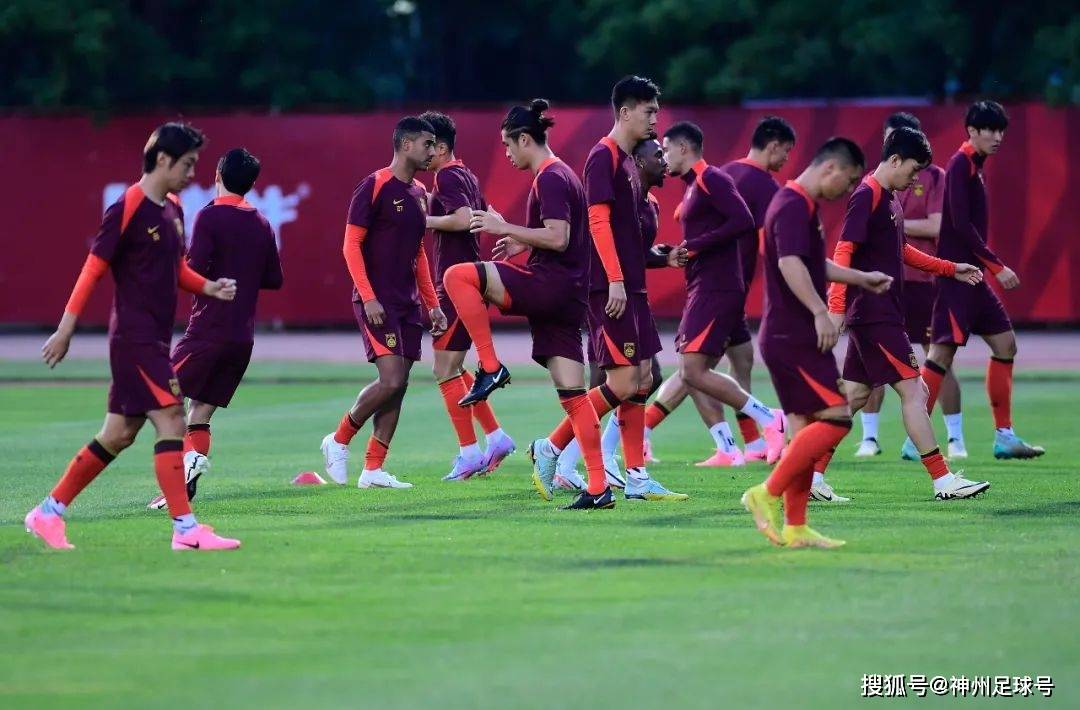 包含后卫进球成为杀手锏，帮助球队取得胜利的词条