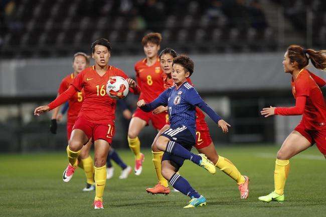 包含后卫进球成为杀手锏，帮助球队取得胜利的词条