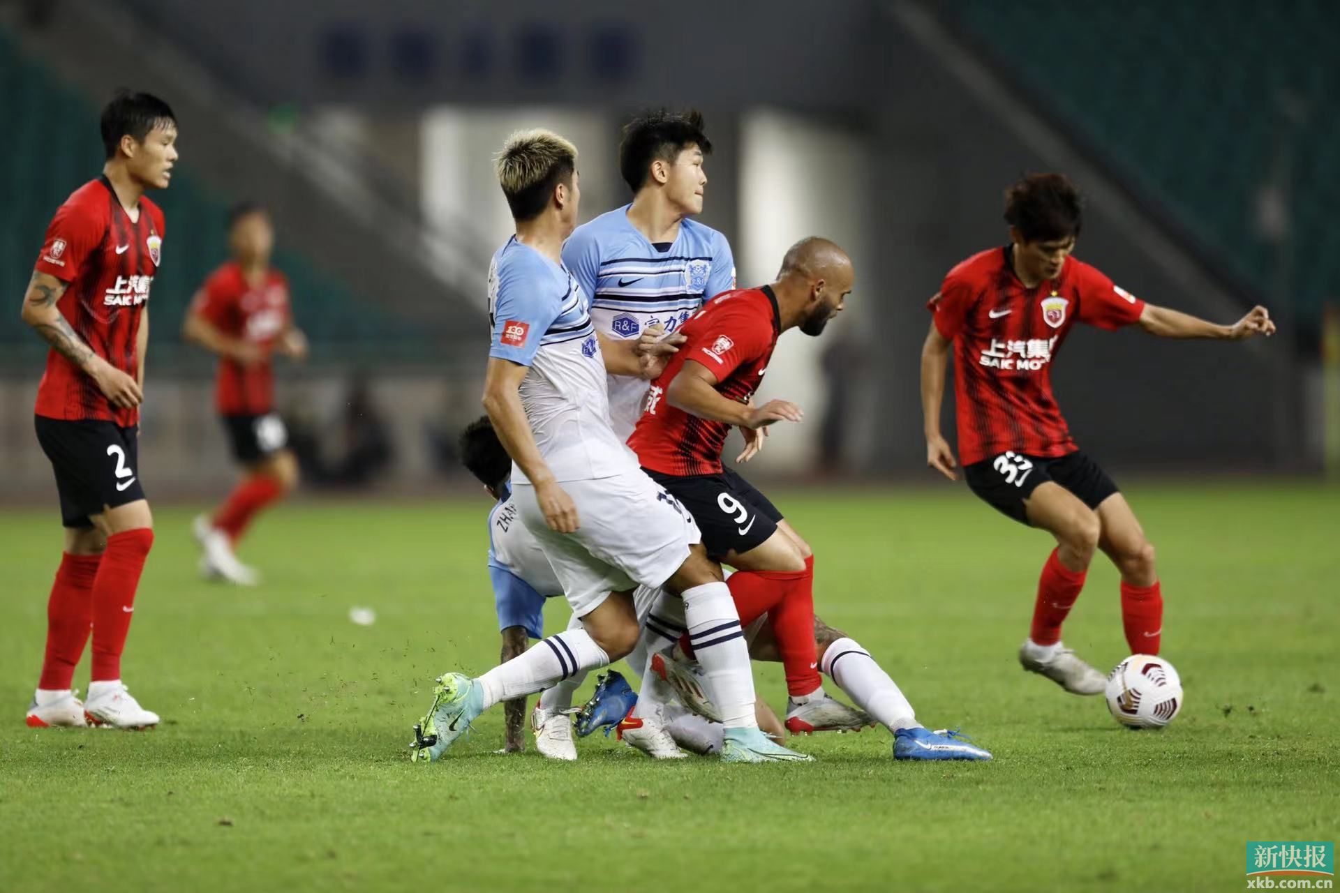 包含大连人主场负于广州富力，遭遇两连败的词条