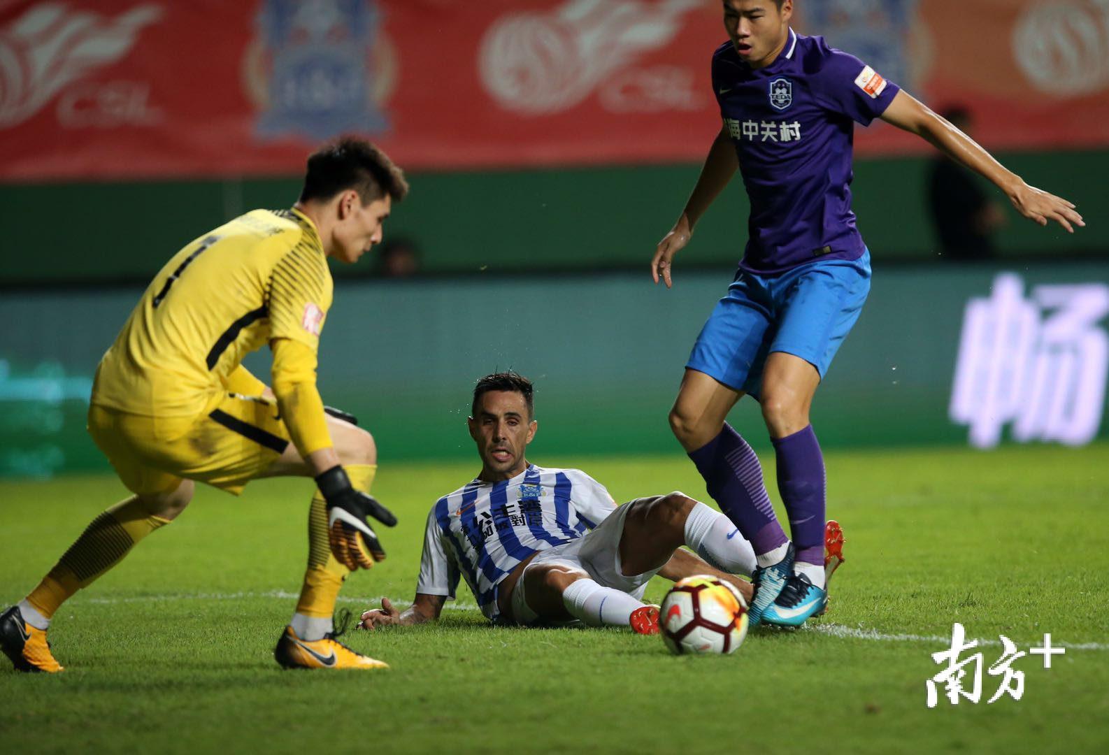 包含大连人主场负于广州富力，遭遇两连败的词条