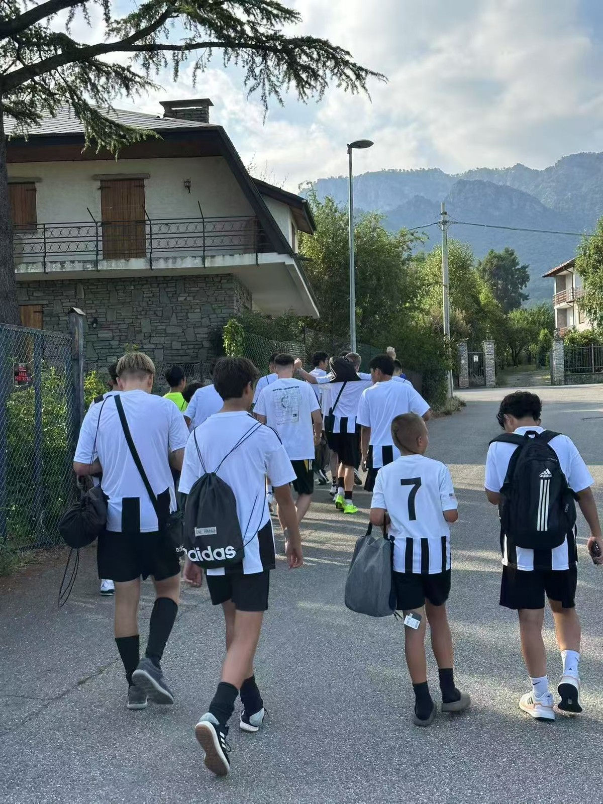 关于尤文图斯发掘新人才，引发年轻球员们奋发向上的信息