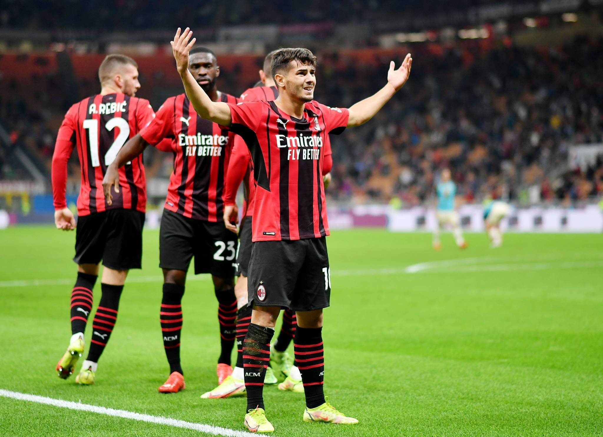 AC米兰主场大胜尤文图斯，3-0完胜对手，升至积分榜榜首位置的简单介绍