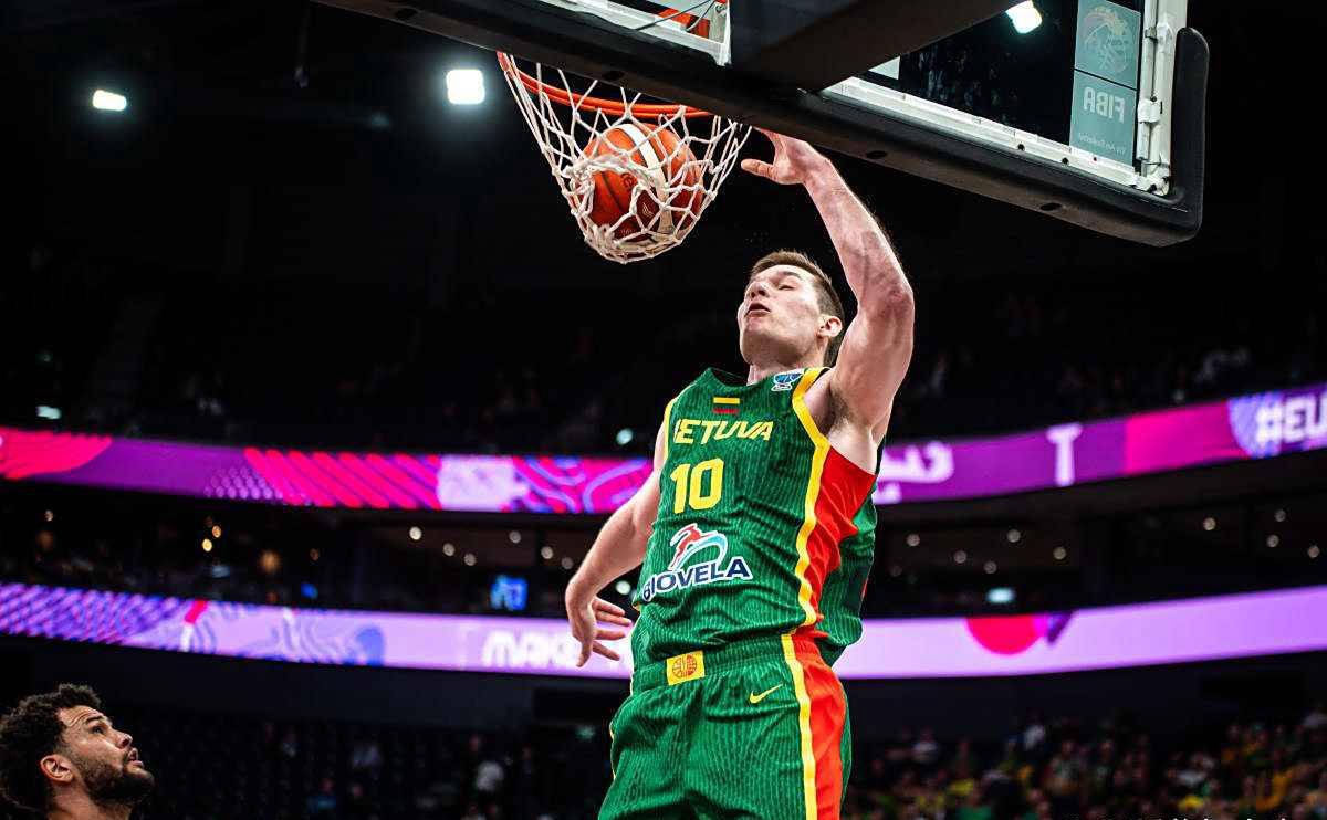 年轻球员崭露头角，助队成功逆袭