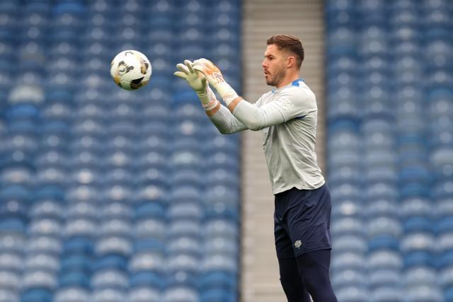 捷克联赛球队门将出色扑出点球