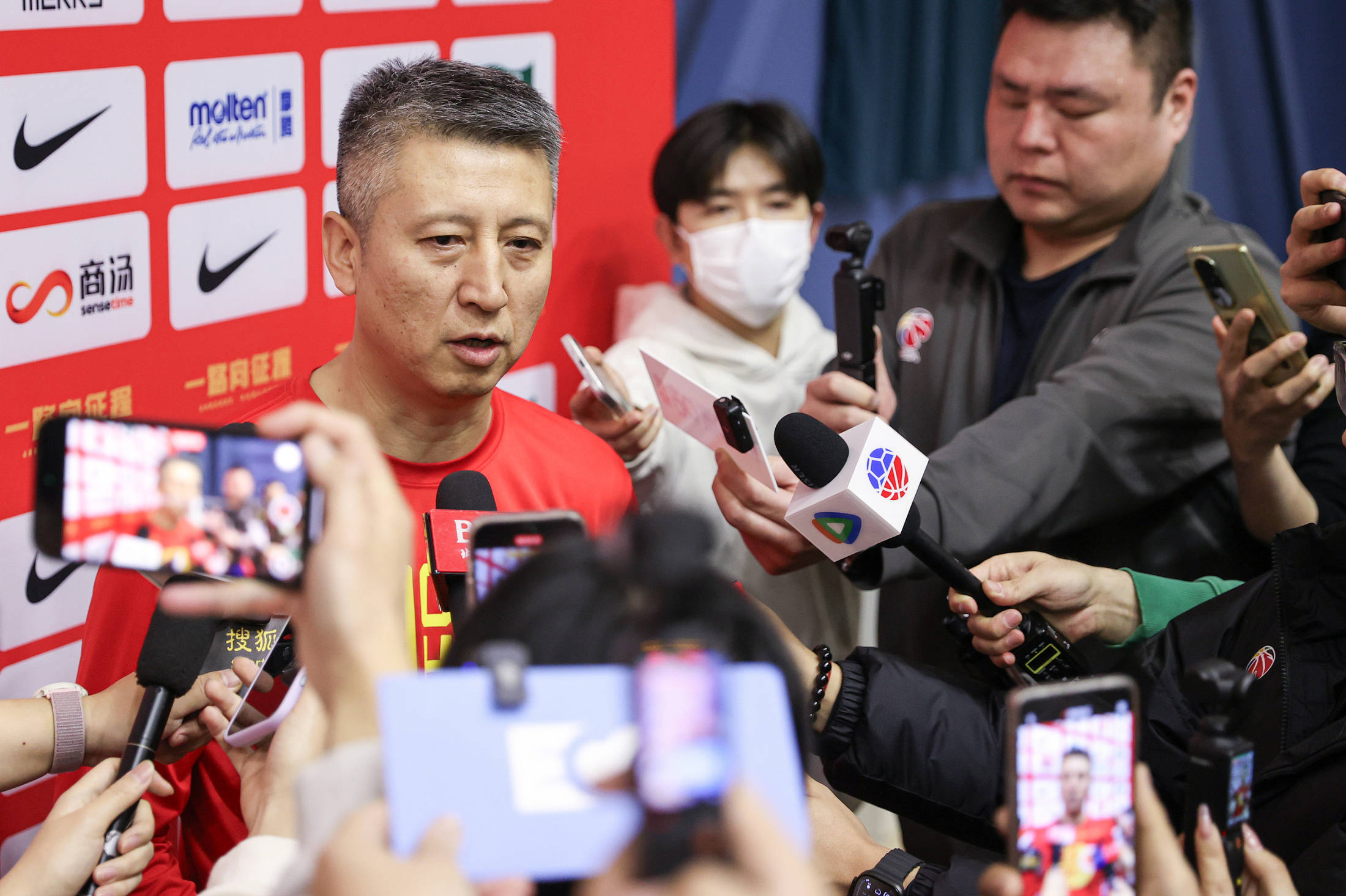 重庆男篮连续胜出，士气高昂