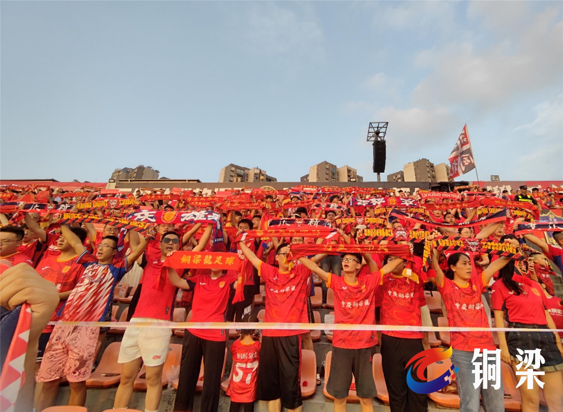 包含精彩足球比赛点燃球迷热情，场上场下皆欢乐的词条