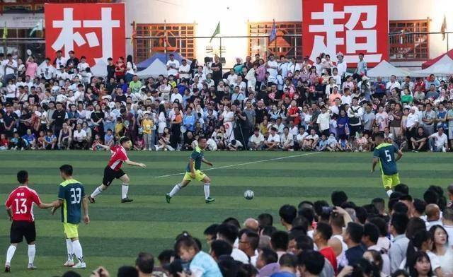 包含精彩足球比赛点燃球迷热情，场上场下皆欢乐的词条