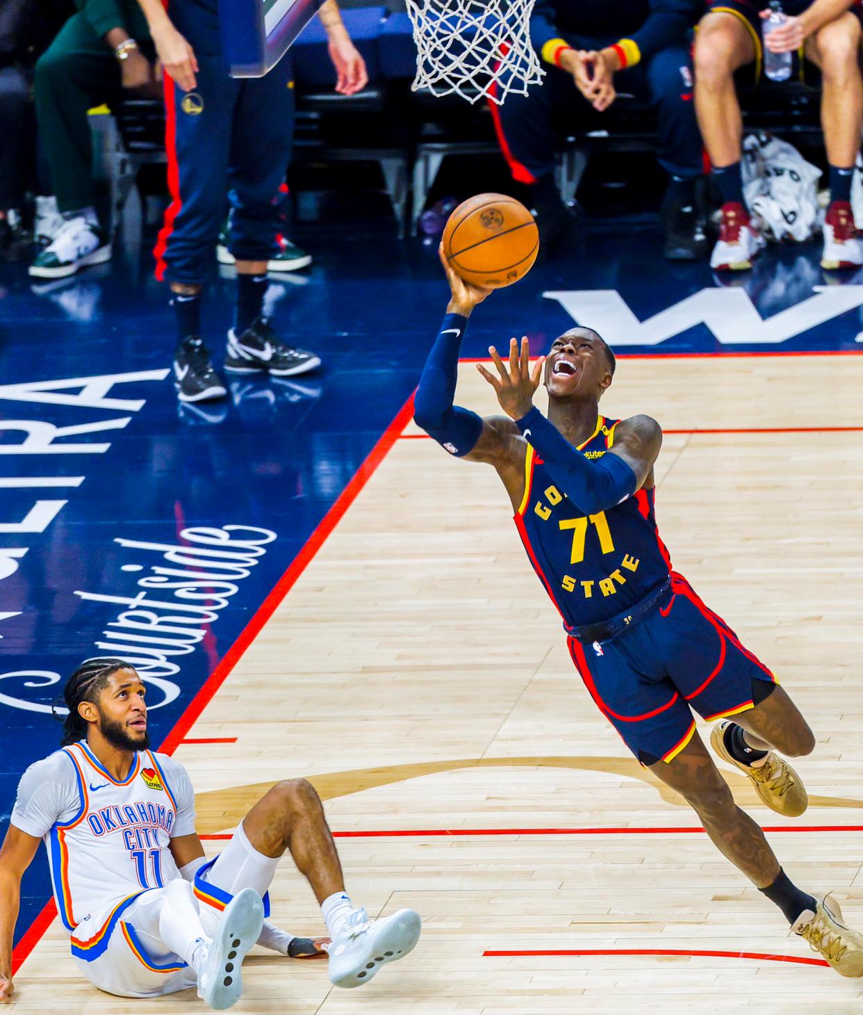 勇士在主场大胜雷霆，保持领先地位